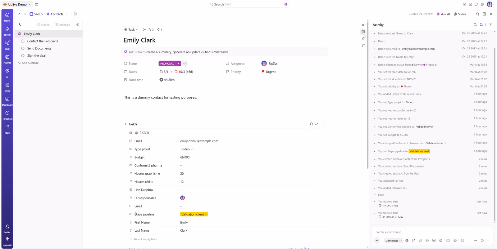 Panneau de tâche ClickUp avec sous-tâches, champs personnalisés et activité